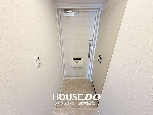 ■玄関まわりは落ち着いた色合いで統一された、すっきりとした空間！■人感センサー付きの照明の為、暗い時間帯や荷物で手がふさがっている時にも便利です！