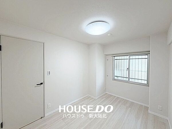 ■玄関入って左側の洋室です！■この洋室は5帖あるので、寝室としてもオススメです！