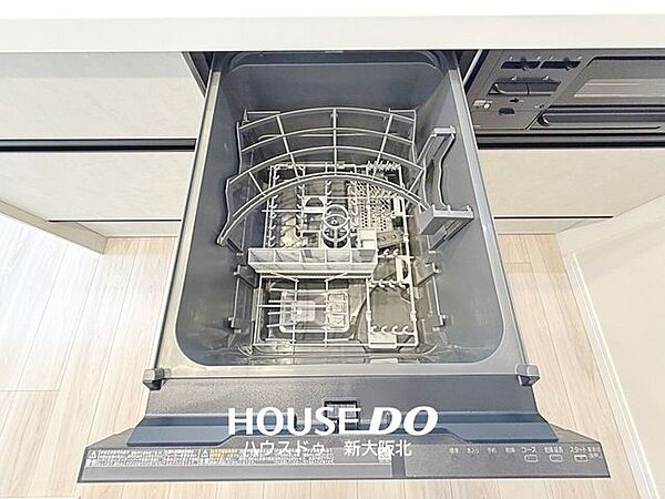 ■スライド式で食器の出し入れがしやすい食器洗浄乾燥機付き！■高温洗浄で水では落ちにくい頑固な油汚れもスッキリ！■食器も清潔に保てます！手荒れの心配もなく家事もはかどりますね！