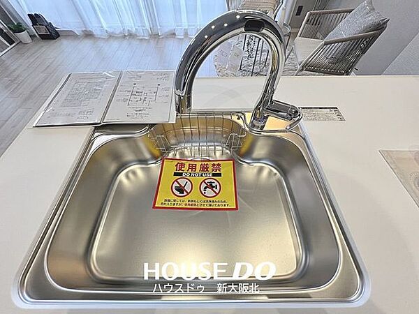 ■高級感のあるグースネック水栓を採用したシンクです！■シャワーホース付きなので、シンクの隅々まで洗い流すことができお掃除も捗ります！