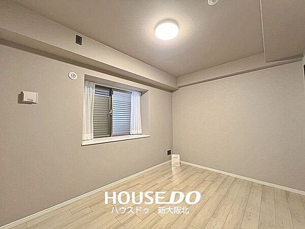 ■白い壁とダークブラウンの木目調の建具の組み合わせがシンプルで落ち着いた雰囲気の室内です！