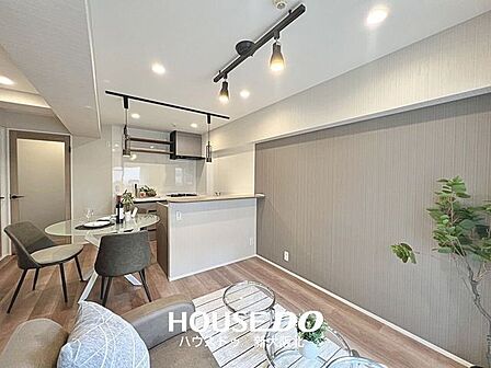 ■アクセントクロスがオシャレなリビング！■アクセントクロスはオシャレなだけでなく、空間に奥行きを持たせ、お部屋を広く見せる効果があります！