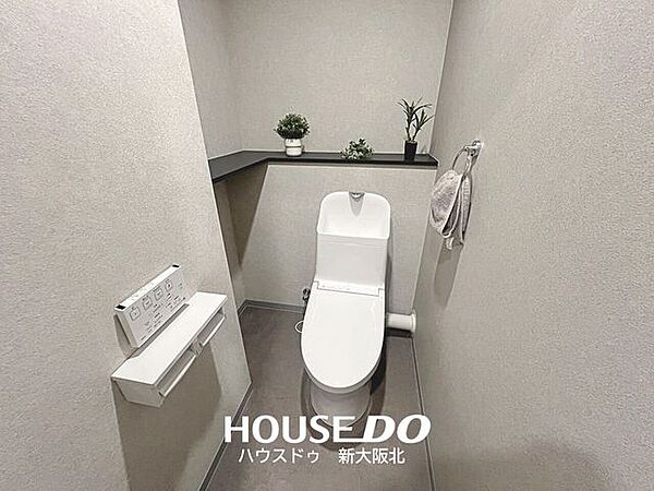 ■嬉しいウォシュレット機能付きトイレ！■トイレの後ろには少しスペースがあるので、掃除用具やサニタリーボックスを置いておくことができます！