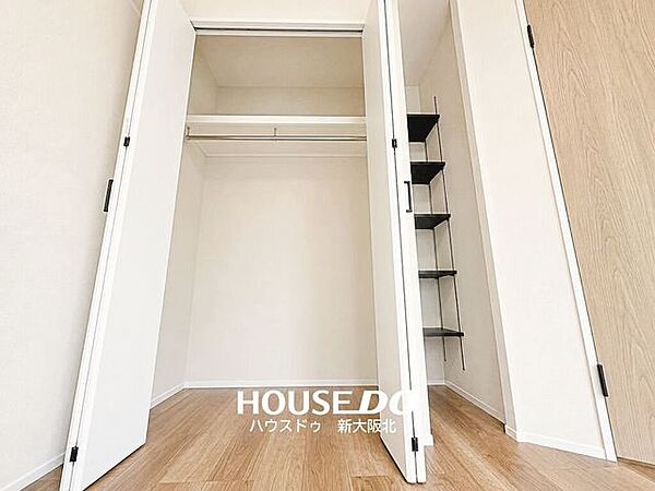 ■天井まである大容量のクローゼット！■寝具や季節家電などの大きなものもスッキリと片付けていただけます！■クローゼット横にも可動式の棚で収納力アップ◎