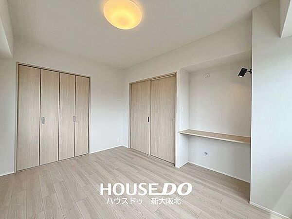 ■リビングとの間仕切りを閉めると独立した空間が生まれ、プライベートなお部屋に様変わり！■造り付けのカウンターはお子様の勉強スペースやテレワークスペースとしてもお使いいただけます！