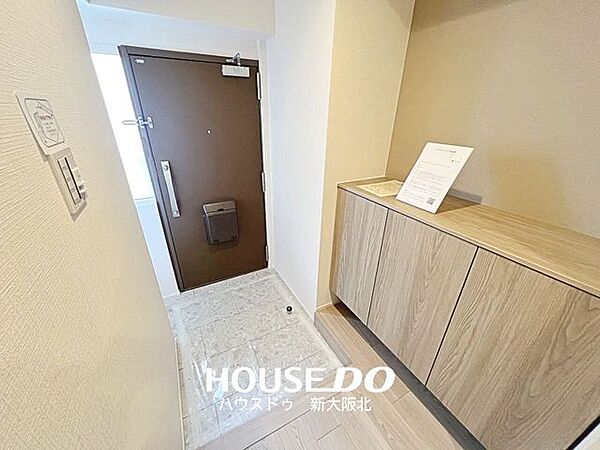 ■白を基調とした明るい玄関！■人の動きを感知して自動的に点灯する人感センサーを玄関に設置！点灯後、一定時間を置いて自動的に消灯します！