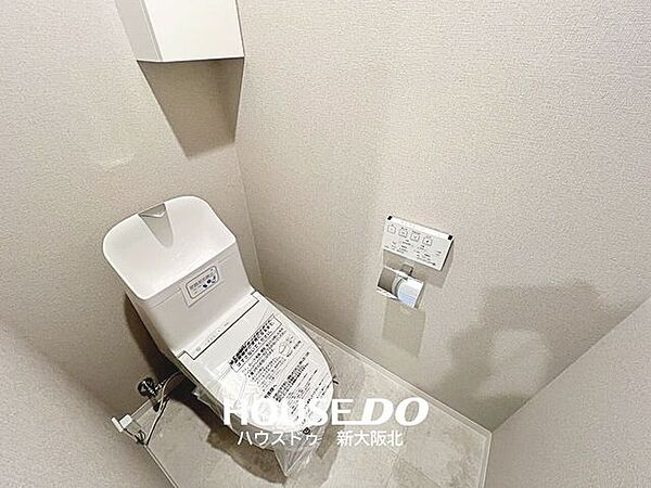 ■トイレにも嬉しい収納付き！■扉がついているのでトイレットペーパーのストックや掃除道具などもスッキリ収納できます！