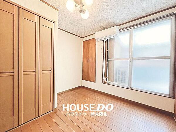 ■2階約4.3帖の洋室。■大きな窓から光を取り込みやすく、寝室やお子様部屋、書斎など幅広く使えるお部屋です♪