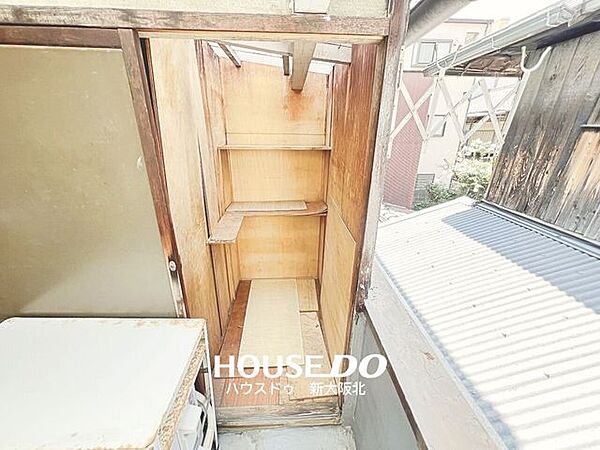 ■バルコニーには収納スペースも確保！■ガーデニング用品や掃除道具など、屋外で使う物の保管に便利です♪