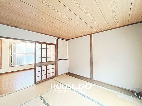 ■2階の約6帖の和室。■畳ならではの落ち着いた空間で、寝室や客間としてもゆったりお使いいただけます♪