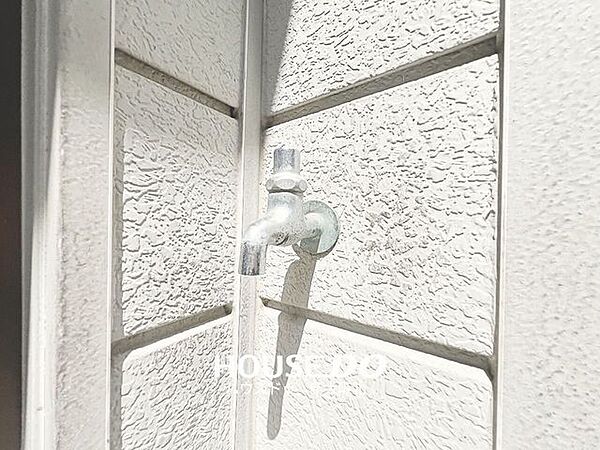 ■玄関外側には便利な水栓付き！■外まわりの掃除や靴・自転車のお手入れなどにも活躍します♪