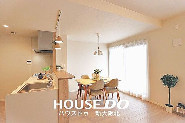 ■ご家族との会話が楽しめる対面式のシステムキッチン！■料理をしながらテレビを見たり、お子さまの様子を見守ることもできますよ！