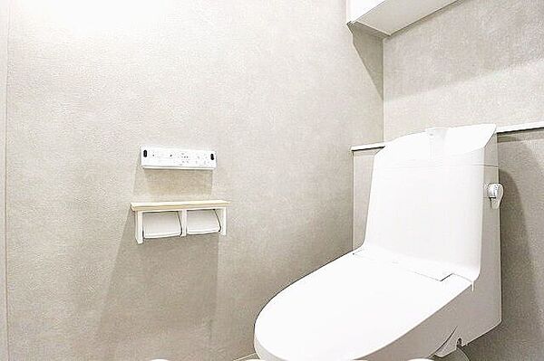 年中いつでも快適にご使用いただける温水便座付きトイレ！■壁掛けリモコンがついているので操作もスムーズです！