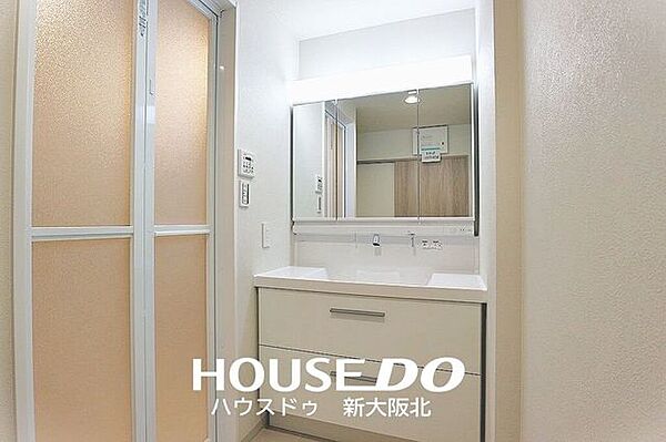 ■洗面化粧台は人気の鏡下から水栓が出ているタイプです！■この水栓はスタイリッシュなだけでなく、水垢がたまりにくいため日常のお手入れが格段に楽になりますよ♪