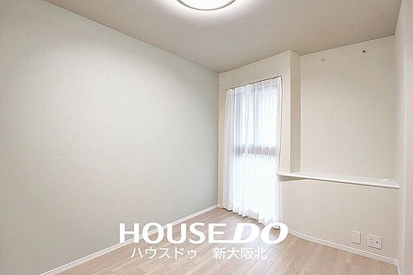 ■玄関横約6．3帖の洋室です！■この洋室は広々としているためあ、寝室としてもオススメです！■ダブルベッドを置いても十分な広さがあります！