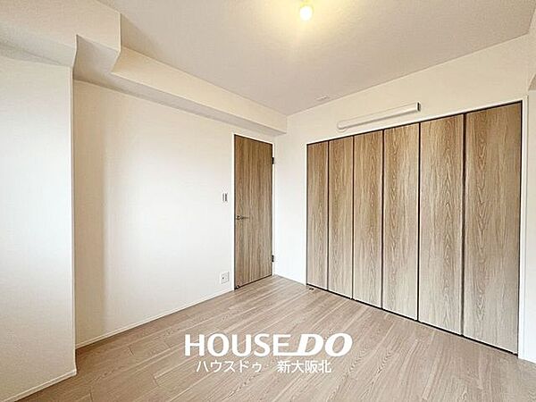 ■玄関入って左側にあるお部屋は天井が高く、お部屋が広々と感じられます！■大きなクローゼットもありますので夫婦のベットルームとしてオススメのお部屋です！