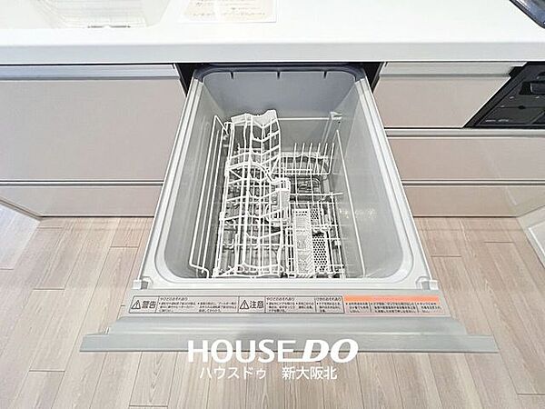 ■スライド式で食器の出し入れがしやすい食器洗浄乾燥機付き！■高温洗浄で水では落ちにくい頑固な油汚れもスッキリ！■食器も清潔に保てます！手荒れの心配もなく家事もはかどりますね！