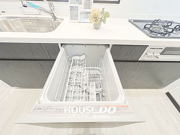 ■スライド式で食器の出し入れがしやすい食器洗浄乾燥機付き！■高温洗浄で水では落ちにくい頑固な油汚れもスッキリ！■食器も清潔に保てます！手荒れの心配もなく家事もはかどりますね！