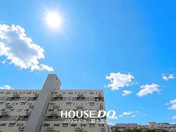 ■目の前を遮る建物がないため、晴れの日にはきれいな青空を見ることのできる気持ちの良いバルコニーです♪