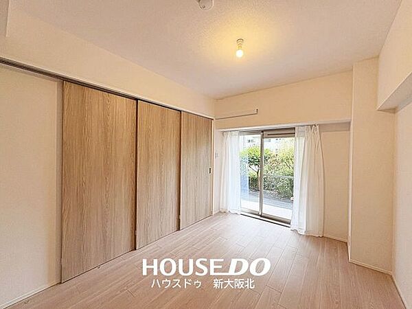 ■リビングとの間仕切りを閉めると独立した空間が生まれ、プライベートなお部屋に様変わり！日中は客間やキッズスペース、夜は布団を敷いて寝室として等柔軟な使い方もできますね♪