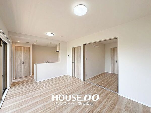 ■リビングに面したお部屋は、扉を開ければ広々としたリビングとしてお使いいただけます！■ご家族の人数やライフスタイルに合わせてお部屋の用途を使い分けていただくことができますよ！