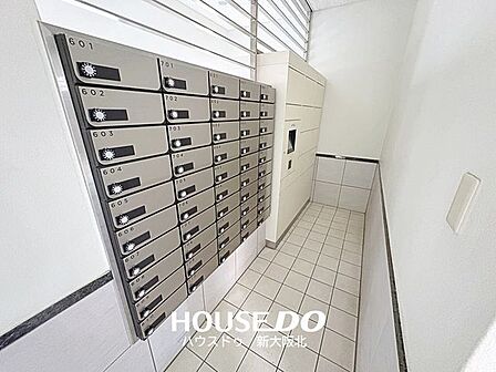 ■嬉しい宅配ボックスつき!■帰りが遅く荷物の受け取りが難しい方にもオススメの設備です!■再配達の手間が省けることや、配達時間に家で待機する必要もないのも嬉しいポイントです!