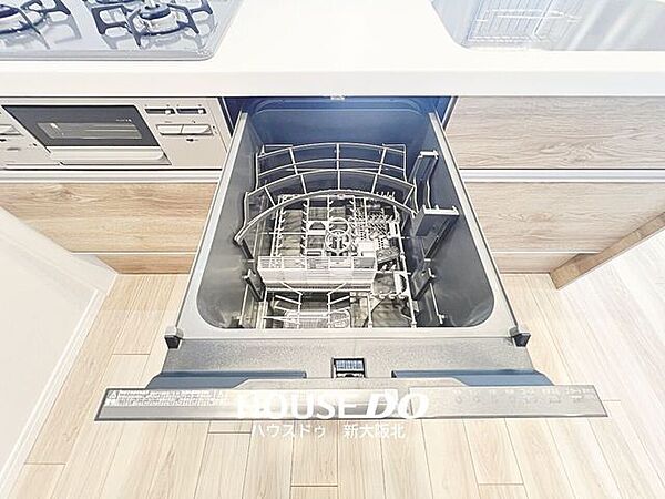 ■スライド式で食器の出し入れがしやすい食器洗浄乾燥機付き！■高温洗浄で水では落ちにくい頑固な油汚れもスッキリ！■食器も清潔に保てます！手荒れの心配もなく家事もはかどりますね！