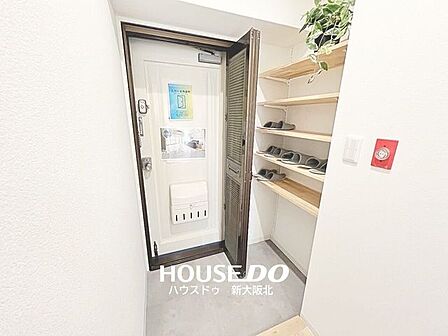 ■玄関には通風扉を備え、扉を閉めたままでも風を取り込みやすい設計♪■可動棚付きの収納スペースもございます!