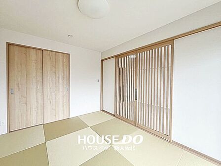 ■縦格子の建具がアクセントになった、和モダンな雰囲気の和室♪■リビングとのつながりを感じながらも、ほどよく空間を仕切れるのが魅力です!