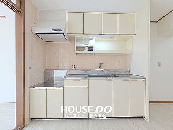 ■壁付きのキッチンは吊戸が作れるので空間を有効活用しつつ、収納を多く確保することができます！■散らかりがちなキッチンツールもスッキリと収納できますね！