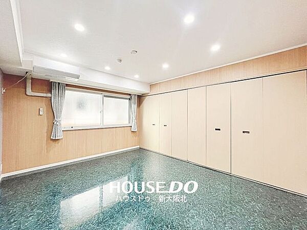■約8帖のゆとりある洋室は、主寝室にも使いやすい広さ♪■壁一面の収納を備えており、衣類や荷物をたっぷりしまえてお部屋をすっきり使えます！