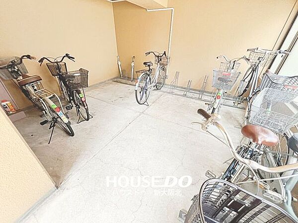■屋根付きの駐輪場を確保♪雨の日でも自転車が濡れにくく、通勤・通学にも便利です！■ラック式で整理されており、共用部もすっきりとした印象です！