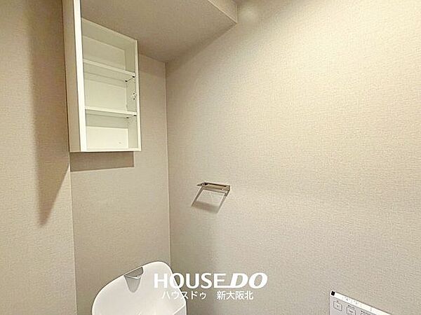 ■トイレにも嬉しい収納付き！■扉がついているのでトイレットペーパーのストックや掃除道具などもスッキリ収納できます！