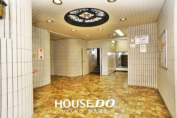 ■天井のステンドグラス調デザインが印象的な、趣のあるエントランス♪■ゆとりある共用スペースで、来訪者を迎えるマンションの顔として落ち着いた雰囲気があります！