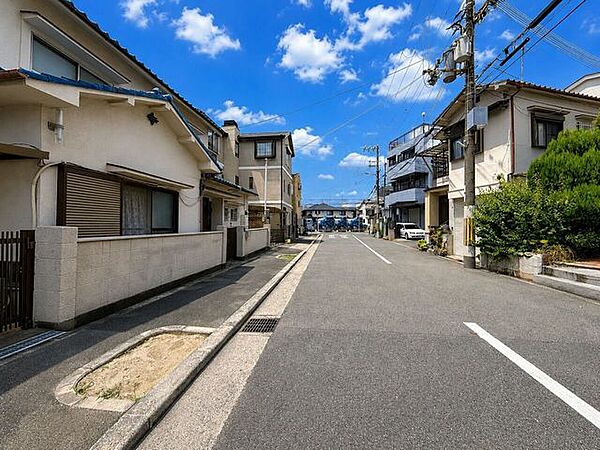 ■戸建住宅が建ち並ぶ落ち着いた住環境♪見通しの良い、すっきりとした前面道路です！■前道が広いと住まいの周辺にもゆとりを感じられますね♪