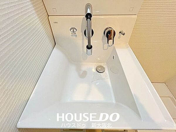 ■広めの洗面ボウルで、洗顔や身支度もゆったり快適♪水栓が引き出せるタイプなので、お掃除やちょっとした洗髪にも便利です！