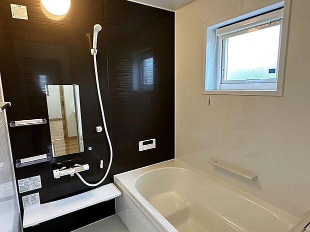 室内(2023年10月)撮影◎現地案内予約受付中！◎ベンチタイプの浴室は、のんびり半身浴を楽しみたい方に嬉しいですね♪