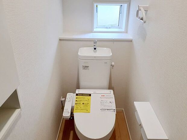 室内(2023年12月)撮影◎本日内覧可能◎高機能付きシャワートイレは各階に設けております。小窓があるので換気でき、衛生的です。