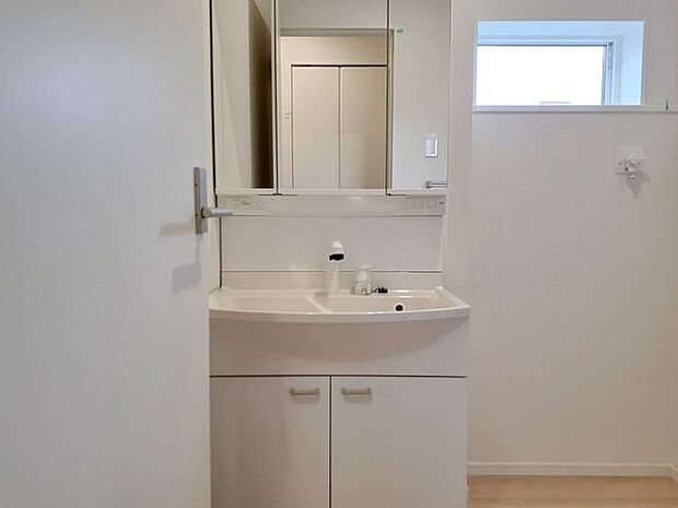 室内(2023年12月)撮影◎本日内覧可能◎片手で引き出せるホース付きの洗面台は、小さなお子様の手洗いにも安心してお使いいただけます。朝の身支度にもピッタリです♪