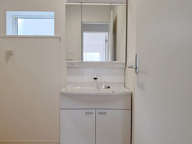 室内(2023年12月)撮影◎本日内覧可能◎大容量ボウルは洗面はもちろん、洗濯など水仕事全般に使える親切設計です。