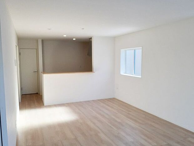 室内(2023年12月)撮影◎本日内覧可能◎19帖の広々としたリビングは、シンプルな白で統一されております。お好きな家具を設置して落ち着く空間に♪