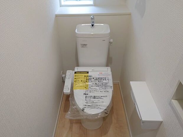 室内(2024年4月)撮影◎本日内覧可能◎高機能つきシャワートイレは、各階に設けております。小物も置ける便利な収納戸棚付き♪