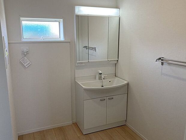 室内(2024年5月)撮影◎本日案内可能◎小窓付きの洗面台は、湿気が溜まらず衛生的です。