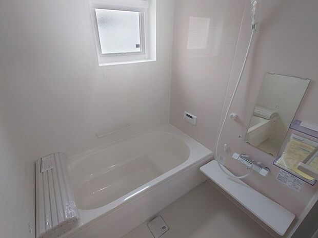 室内(2024年3月)撮影◎本日内覧可能◎ベンチタイプの浴室は、のんびり半身浴を楽しみたい方に嬉しいですね♪