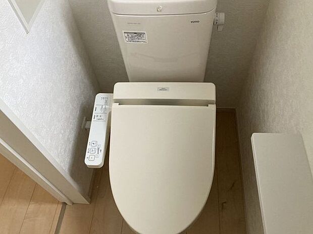 室内(2024年4月)撮影◎本日案内可能◎高機能付きシャワートイレは各階に設けております。小窓があるので換気でき、衛生的です。