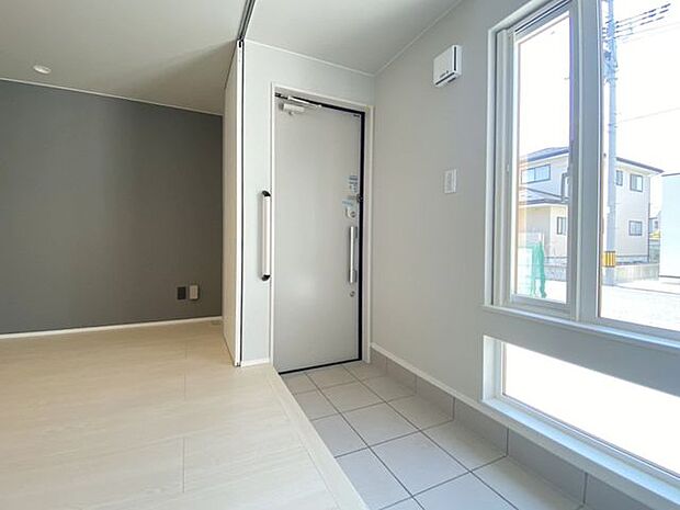 室内(2025年9月)撮影◎本日案内可能◎シンプルなデザインの玄関は、リビングとつながっているため無駄な動線がなく快適にお過ごしいただけます♪