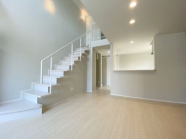 室内(2025年9月)撮影◎本日案内可能◎お互いに顔が見えてコミュニケーションがとりやすいリビング階段♪