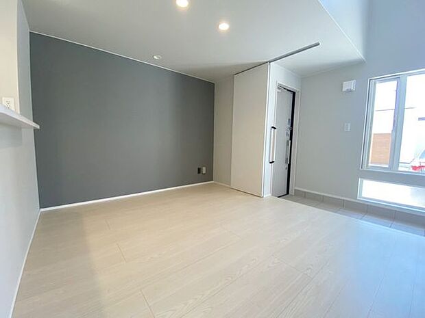 室内(2025年9月)撮影◎本日案内可能◎玄関から明るい陽が射し込む開放感あふれるLDK!