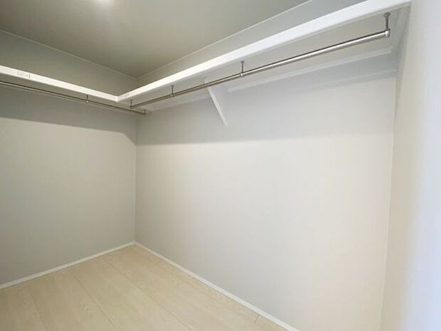 室内(2025年9月)撮影◎本日案内可能◎大容量のクローゼット!普段使う衣類はもちろん、趣味道具や季節物の寝具をたっぷり収納できます♪