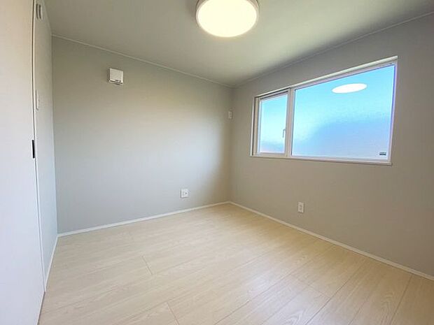 室内(2025年9月)撮影◎本日案内可能◎腰高窓は家具の配置がしやすく自分好みのお部屋にできます◎